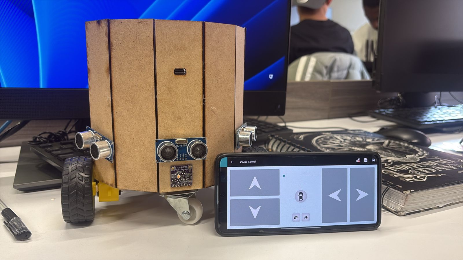 Robot físico con sensores ultrasónicos