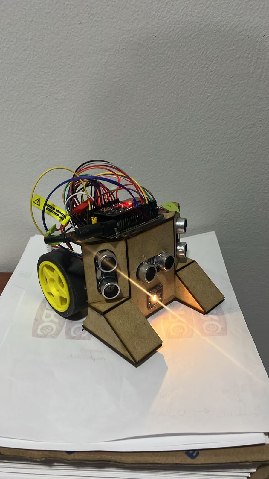 Robot con IA físico encendido
